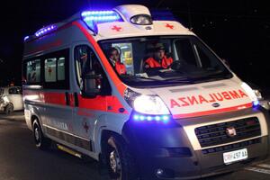 Schianto fra due auto sulla Sarzanese a Massarosa: tre feriti in ospedale