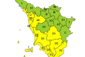 L’allerta meteo spezza in due l’apertura del Carnevale: D’Avena e alzabandiera sabato, carri e fuochi d’artificio domenica