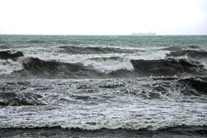 Rischio mareggiate sulle coste della Versilia, allerta gialla della Regione