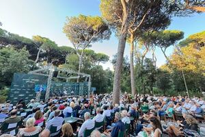 Al via gli Incontri al Caffè della Versiliana 2025 con grandi nomi della cultura, giornalismo, politica e attualità