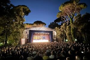 46° Festival La Versiliana : si apre con la prima nazionale di Alberi con Giovanni Storti e Stefano Mancuso e con il sold out de  La Zanzara
