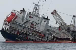 Murzi sfida ancora la collega di Carrara Arrighi: “No all’ampliamento del porto”. Incontro pubblico a Villa Bertelli