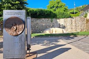 Pietrasanta, in piazza Statuto l&#039;esposizione dei bassorilievi della Memoria