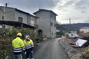 Via Fondi a Camaiore: intervento di Enel per la rimozione del pali della linea elettrica. Opera necessaria per proseguire il cantiere per il nuovo parcheggio e l'allargamento stradale