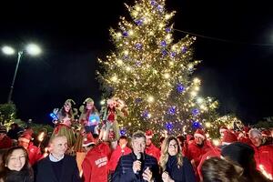 Un Natale che arriva dal mare: folla, emozione e tradizione per l'inaugurazione di "Natale al Forte 2025"