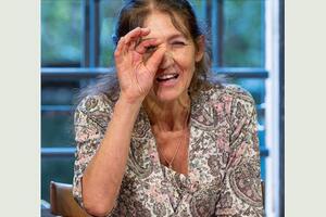 Elisabetta Salvatori a Villa Bertelli con l'ultimo libro "Voci nella mia voce", sabato 4 luglio