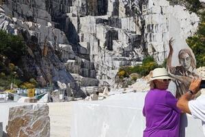 Forte più che mai a Villa Bertelli Il dono di Elisabetta Rogai a chi sa apprezzare l&#039;arte: dal 1 agosto al 7 settembre