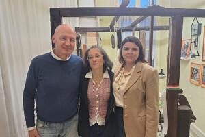 A Forte dei Marmi torna a vivere un antico telaio dell’Ottocento grazie a un’artista del tessuto fortemarmina