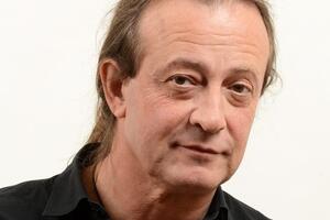Al Caffè della Versiliana la storia di Radioquattro fino ad arrivare a Radiobruno Toscana.