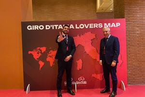 Il ritorno del Giro d’Italia a Viareggio, esultano Del Ghingaro e Salemi