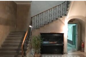 Visita guidata gratuita alla mostra dedicata alla Sandrelli. Appuntamento a Villa Paolina domenica 30 agosto alle 21