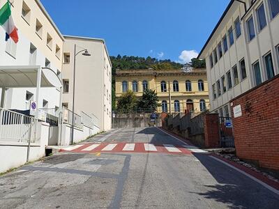 Seravezza: rimozione della gru alla Palestra Frediani dal 7 al 10 gennaio limitazioni al traffico nell'area del Municipio