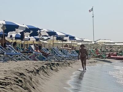 Allerta erosione. La costa apuoversiliese è in grande sofferenza, con effetti sino a Marina di Pietrasanta a Fiumetto. I Paladini Apuoversiliesi con i balneari hanno avviato un esercizio di citizen science con l’Università di Pisa