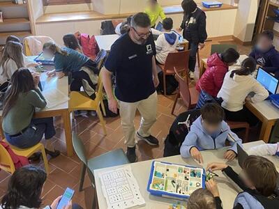 Tra pistoni ed ingranaggi: a Pietrasanta un laboratorio Lego per capire come funziona il motore a pistoni grazie al progetto Opus Mirabilis