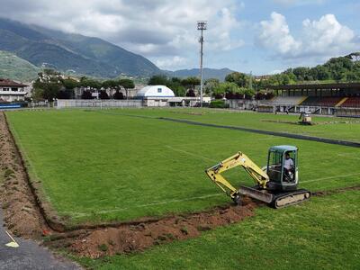 Partiti i lavori per il nuovo manto erboso allo stadio comunale di Camaiore