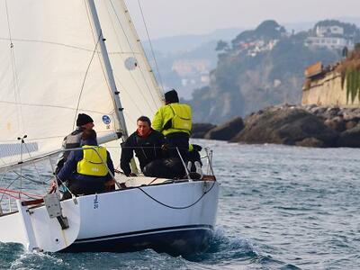 Il J24 viareggino Be Beef di Francesco Nucara guida la classifica Monotipo del XXXV Campionato Invernale del Ponente