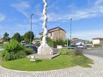 Forte dei Marmi, lavori alla Rotonda dei Delfini in orario notturno per ridurre i disagi alla cittadinanza