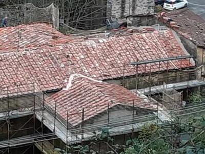 Vezzoni di Libera Cronaca: "Mentre la copertura del tetto della chiesa di San Rocco sta per concludersi, quello dell'annessa Canonica sta per sprofondare"