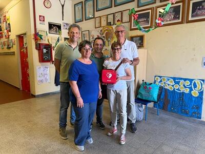 Consegna di un defibrillatore alla scuola di Frasso. Cresce "Battiti di cuore. Seravezza comune cardioprotetto"