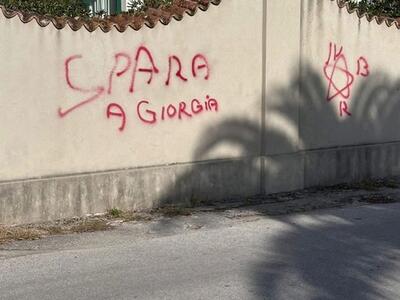 "Spara a Giorgia" e il simbolo delle Brigate Rosse sul lungmare di Marina di Pietrasanta: linguaggio di odio di certa sinistra secondo l'onorevole Donzelli