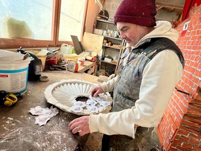 Jacopo Allegrucci realizza otto creazioni in cartapesta per Milano Design Week 2026