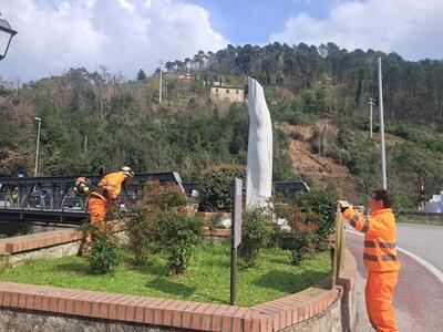 Seravezza: decoro urbano e sicurezza. Al via la posa di nuovi fiori e il taglio di erba