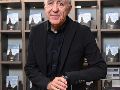 Proseguono gli appuntamenti primaverili del Caffè de La Versiliana. Domenica 24 maggio il giornalista Franco Currò presenta "Il coltello della memoria"
