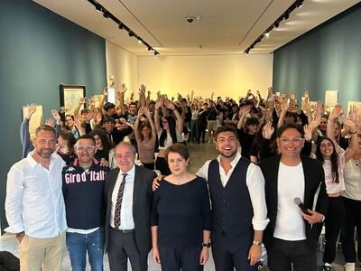 Viareggio, il Giro d&#039;Italia incontra i ragazzi delle scuole