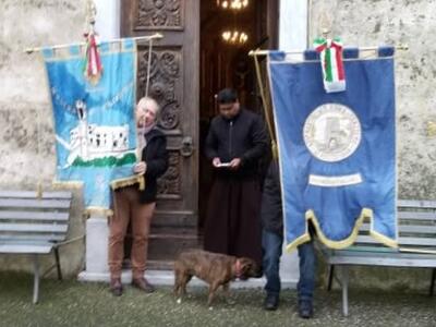 Lapide in ricordo dei tre parroci versiliesi che nel 1944 disobbedirono alle leggi razziali per aiutare famiglie ebree: lo storico Giuseppe Vezzoni ricorda l'impegno a completarne l'installazione