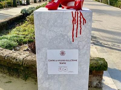 Il Rotary Club Viareggio Versilia dona al Comune di Camaiore un’opera di Gabriele Vicari contro la violenza di genere