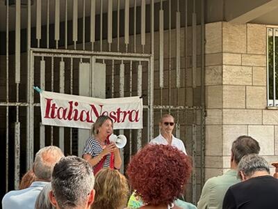 "Giù le mani dai nostri pini": grande partecipazione al sit in di protesta davanti al comune di Viareggio sabato 1 agosto