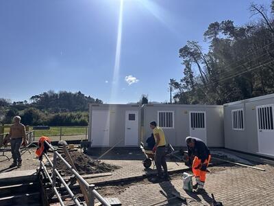 In installazione tre moduli ad uso spogliatoio all'Impianto Tori di Camaiore