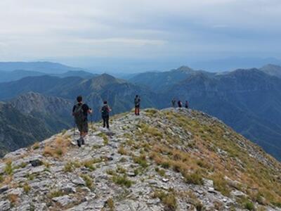 Il Parco delle Alpi Apuane presenta il calendario di agosto: escursioni, canyoning, e-bike e Campi Junior con navetta dedicata