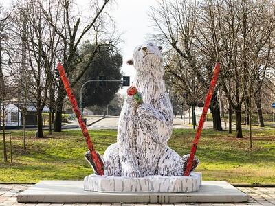 L'orso polare di Jacopo Allegrucci per le Olimpiadi Invernali sistemato davanti palazzo Triennale