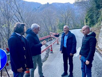 Stazzema: in corso sulla strada Provinciale di Arni 10 massiccia opera di asfaltatura per oltre 250mila euro fra le località di Iacco e Retignano
