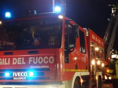 Massarosa, maxi incendio in un capannone di vetroresina: si valuta la pista dolosa e il rischio ambientale