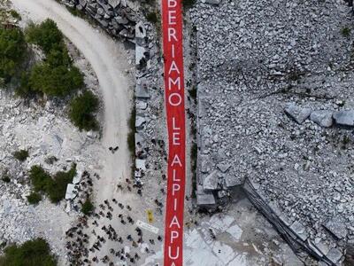 Corteo ambientalista nella valle di Arnetola in difesa delle Apuane