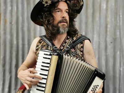 Luca Bassanese in concerto a Torre del Lago. Anticipa l'incontro un saluto di Marialina Marcucci