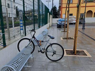 Stop al parcheggio selvaggio di biciclette, il Comune mette nuove rastrelliere alla stazione di Querceta