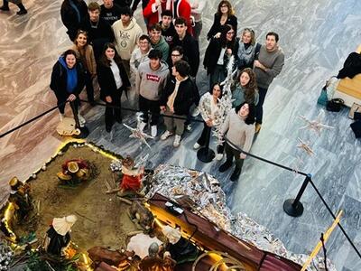 Inaugurato all'ospedale Versilia il bellissimo presepe "Mare, luce, onde di rinascita" allestito dagli studenti dell'istituto Galilei Artiglio di Viareggio