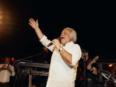 Jerry Calà festeggia 75 anni a Casa Fiori Chiari Versilia: musica dal vivo, comicità e il brindisi con gli amici