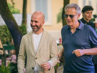 Andrea Bocelli alla Versiliana. Al Caffè una partita a scacchi con Roberto Mogranzini, 24 agosto