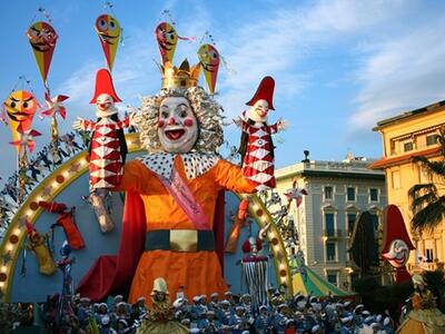 Carnevale di Viareggio: l'ultima sfilata tra colori, fuochi e sapori locali