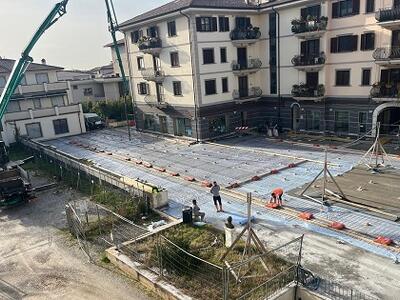 Ripresi i lavori di piazza Pertini a Querceta dopo un lungo periodo di piogge