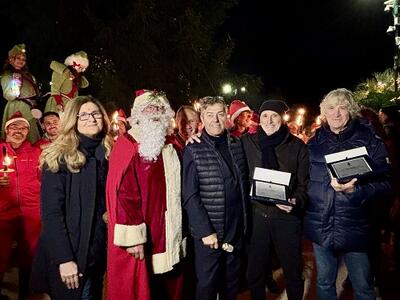 Forte dei Marmi celebra due storici bagnini: consegnate le targhe di riconoscimento durante l'inaugurazione di "Natale al Forte"