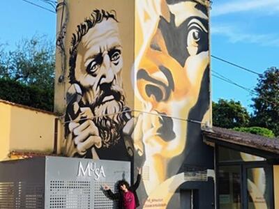 Pietrasanta: il volto di Michelangelo che dà forma al suo David, la street art di Rhd sulla cabina Enel