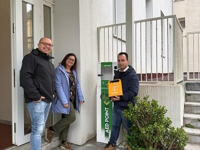 Nuovo defibrillatore dinanzi al Municipio: è il terzo posizionato a Seravezza