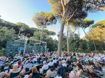 Al via gli Incontri al Caffè della Versiliana 2025 con grandi nomi della cultura, giornalismo, politica e attualità