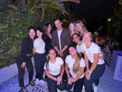 L'attore Orlando Bloom a cena al Maitò di Forte dei Marmi. Il volto dei kolossal cinematografici ha assaggiato le “penne alla Maitò”