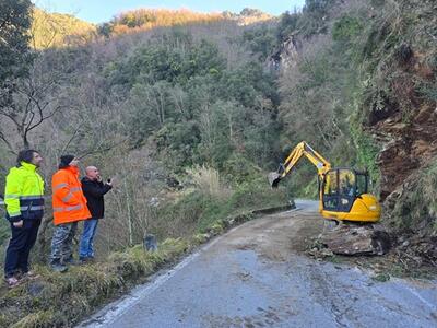 Frana sulla Provinciale 10 di Arni: viabilità interrotta per ore. Isolate diverse frazioni di Stazzema Il sindaco Verona: «Arteria che necessita di un investimento straordinario»